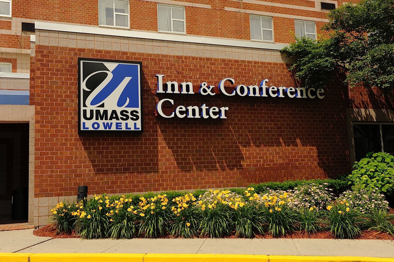 Umass Lowell Inn And Conference Center Exteriör bild